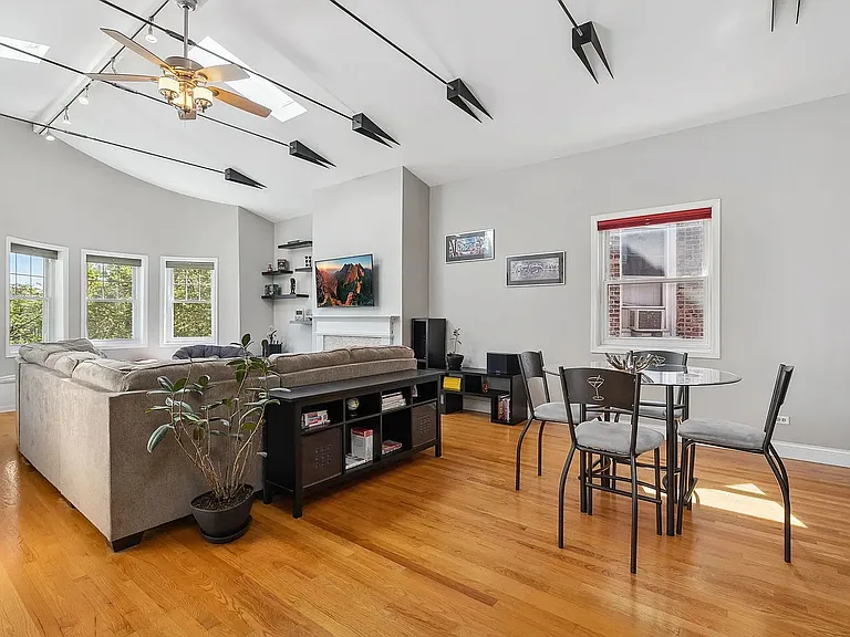 W Addison St — Photo 1
