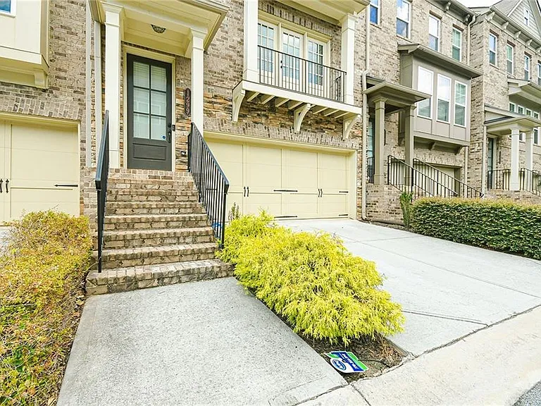 1299 Linden Ct NE — Photo 1