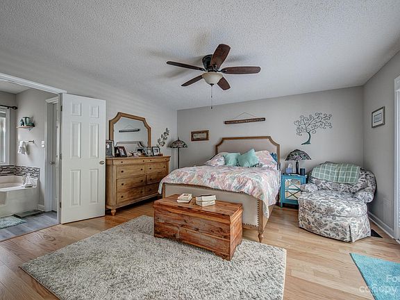 3rd image of 1519 Lavington Ct