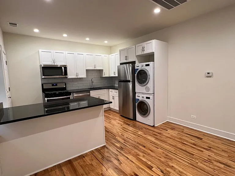 3250 N Clark St #3 — Photo 10