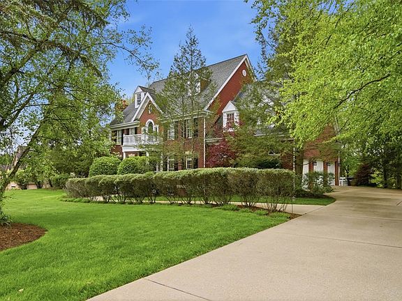 3rd image of 120 Lyndhurst Cir