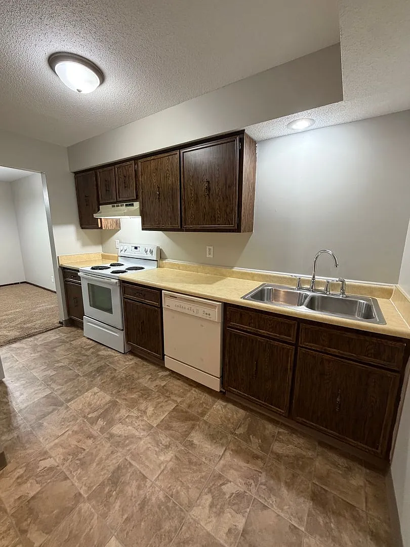 3401 Blackhawk Rd Rock Island, IL — Photo 4
