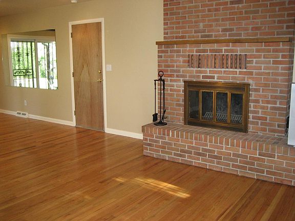 Living Rm w/ fireplace