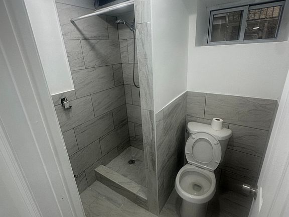 4th image of 2671 Bainbridge Ave #S