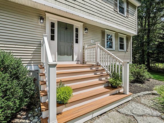 3rd image of 33 Ffrost Drive