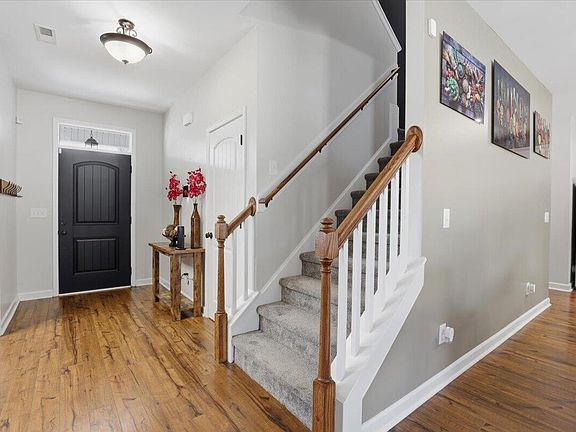 3rd image of 136 Fallingbrook Dr