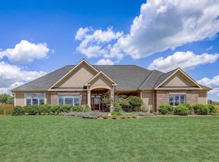 10290 Stonegate Rd, Cedarburg, WI 53012