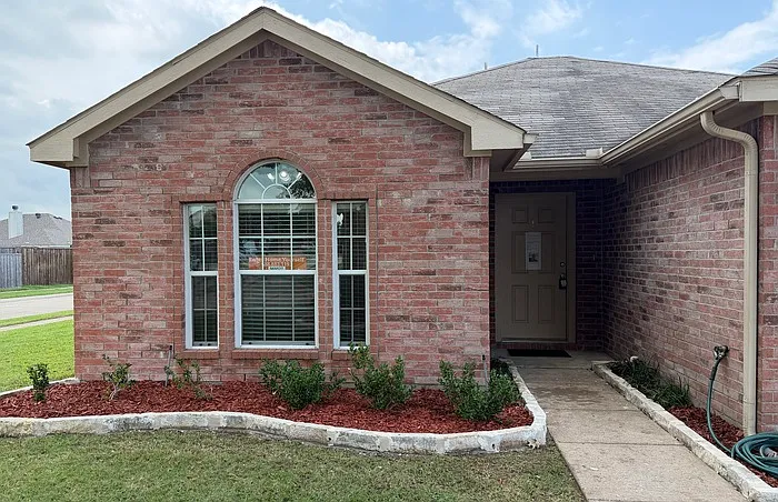 301 Meadow Lark Ln — Photo 2