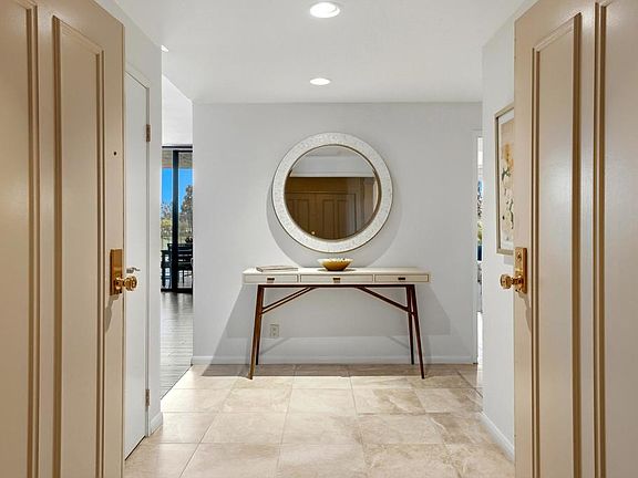 4th image of 910 Island Dr APT 207