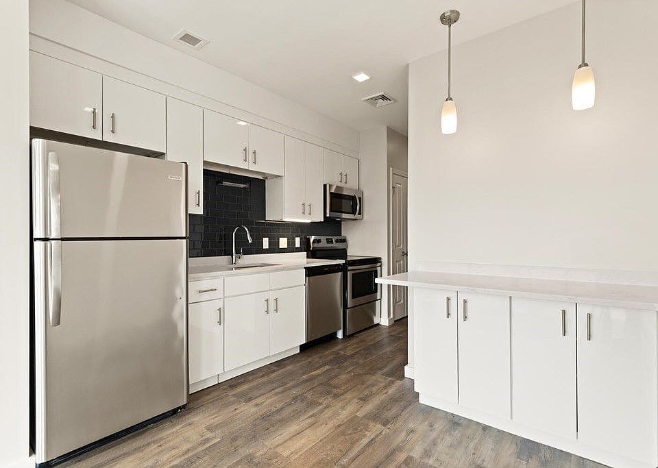 1st image of 10 Essex St #610
