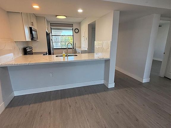 2nd image of 1508 Whitehall Dr APT 403