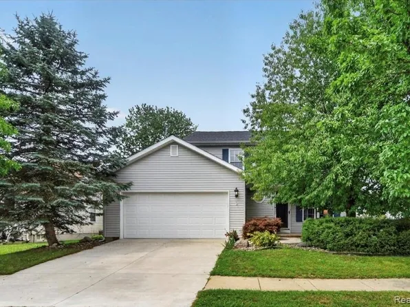 735 Pinegate Dr, Fowlerville, MI 48836