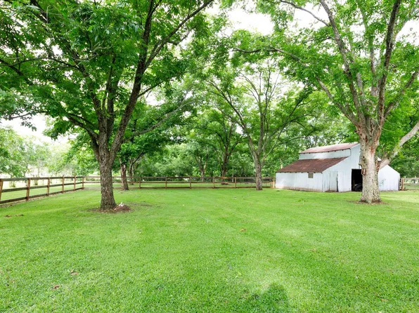 2103 Holly St, East Bernard, TX 77435