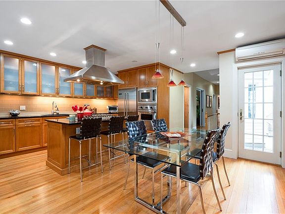 4th image of 22 Grant St