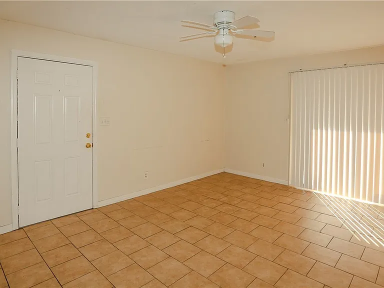 2835 Winkler Ave #216 — Photo 4