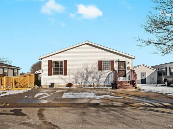 4482 Wynnwood Dr, Howell, MI 48843