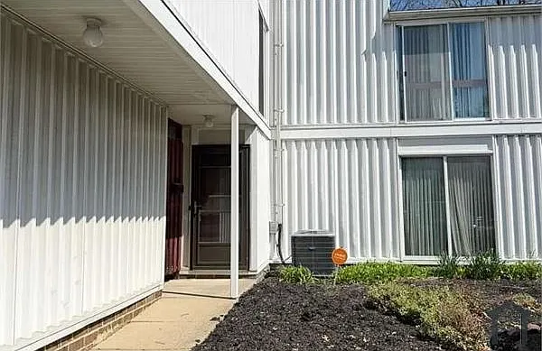 25 Sutton Pl — Photo 3
