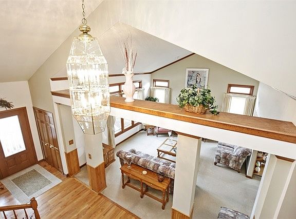 3rd image of 1555 Crowfoot Cir S
