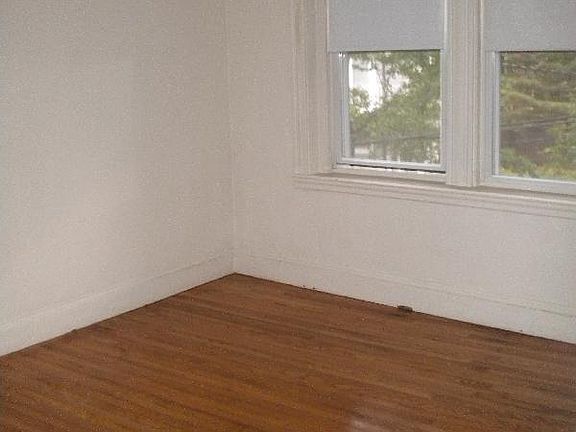 2nd image of 127 Sutherland Rd APT A