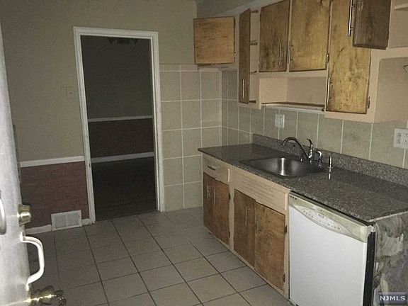 4th image of 671-673 Irvington Ave