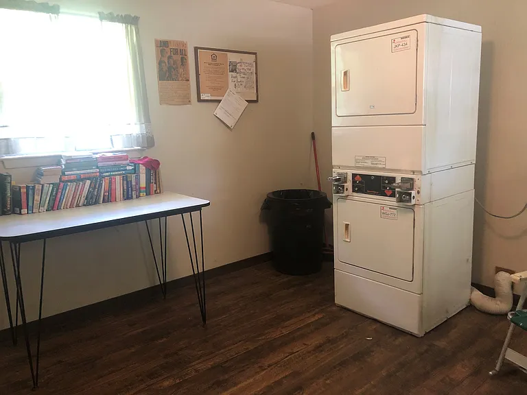 709 W Witt St — Photo 3