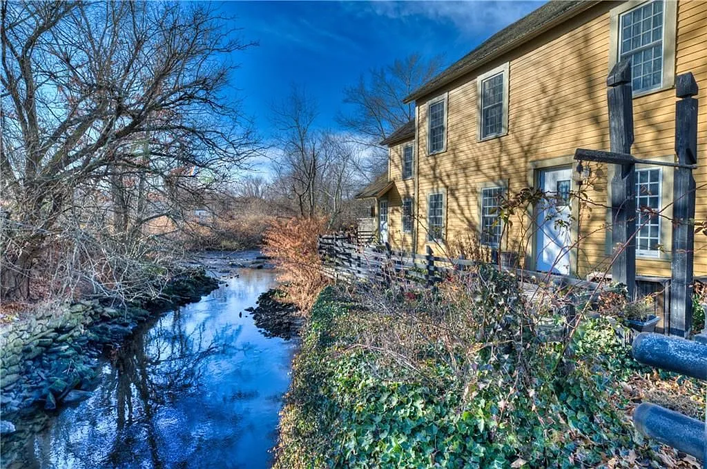 2 bed, 1.0 bath, 878 sqft, $2,300 — Photo 2