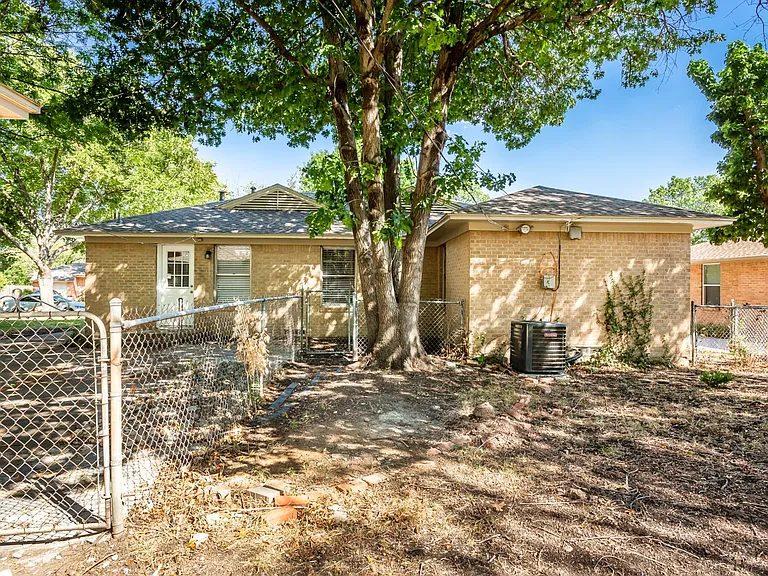 511 Classen Dr — Photo 24