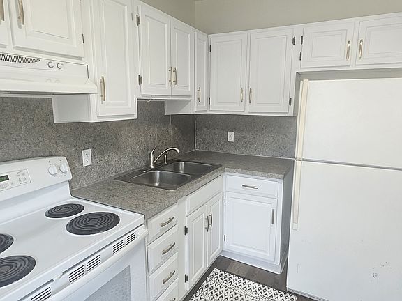 4th image of 30 E Pine St