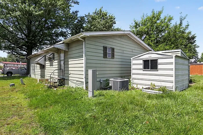 3 bed, 2.0 bath, $995 — Photo 2