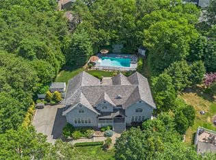 7 Pine Ridge Dr, Smithtown, NY 11787