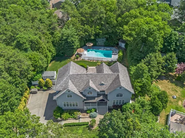 7 Pine Ridge Drive, Smithtown, NY 11787