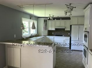 28 College Cres, Weaverville, NC 28787