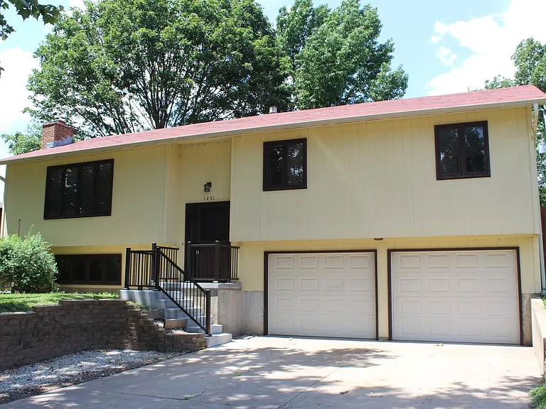 Bi-Level Home in a family neighborhood. Close to the elementary school and Large City Park
