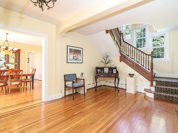 2nd image of 2 Glendon Cir