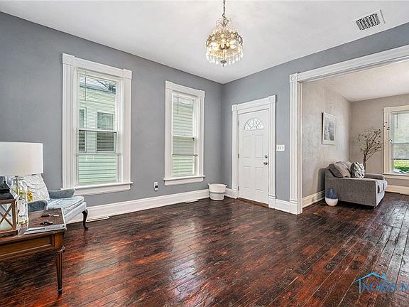 5th image of 247 Field Ave