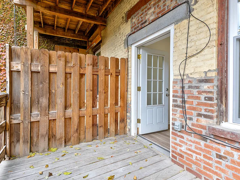 98 Chestnut St #2R — Photo 4