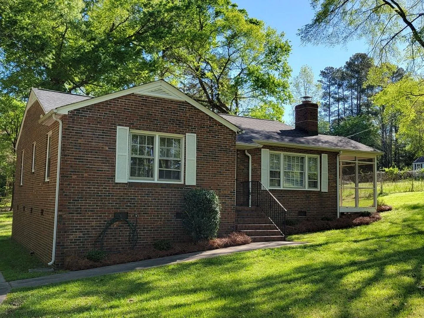 Two bedroom house with large yard in Bel Air Acres!! — Photo 2