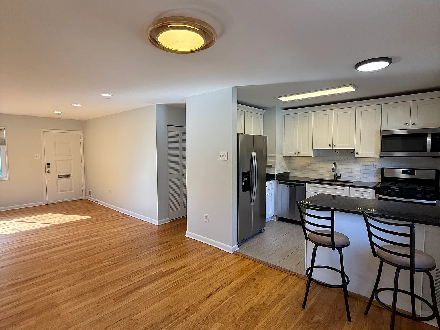 3 bed, 1.5 bath, 1904 sqft, $2,600 — Photo 4