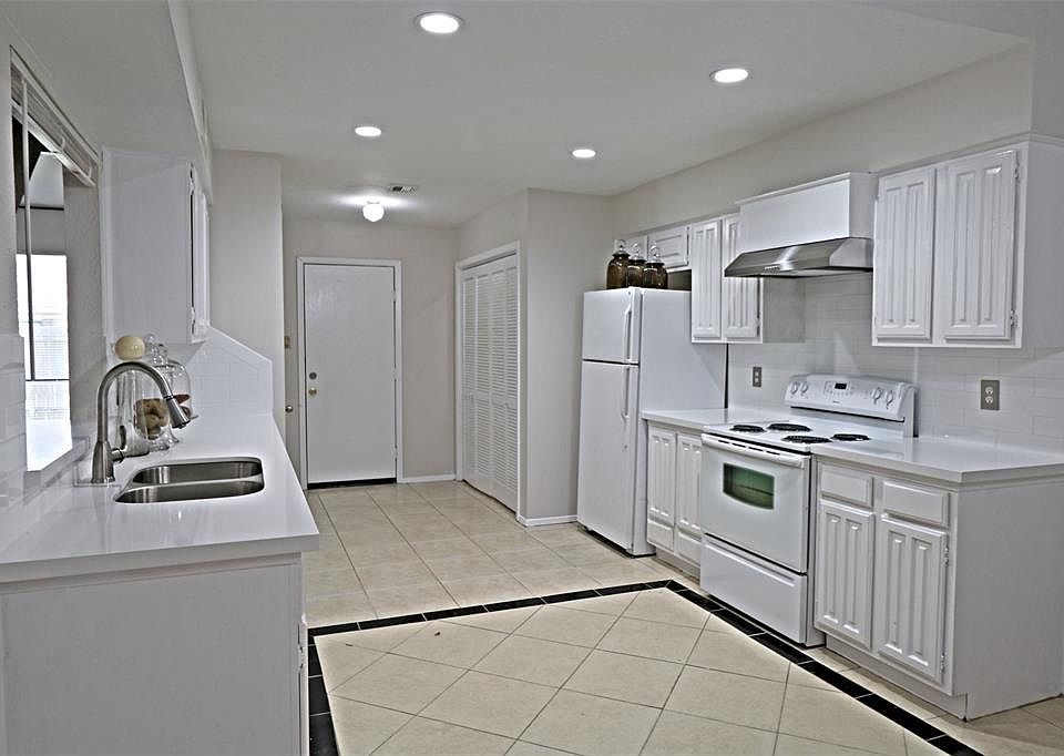 1st image of 6118 Gallant Forest Dr