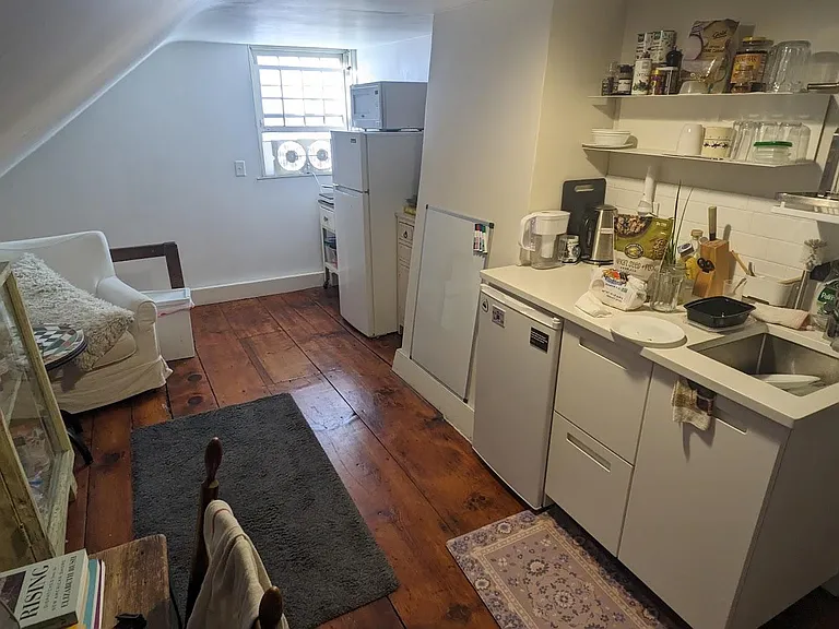 Kitchenet overview.