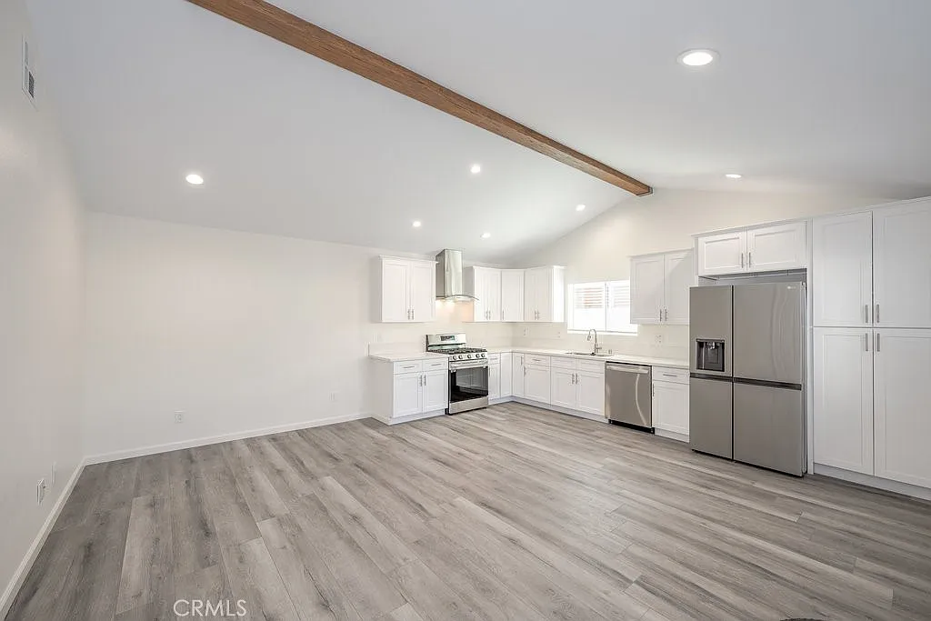 2 bed, 1000 sqft, $3,300 — Photo 2