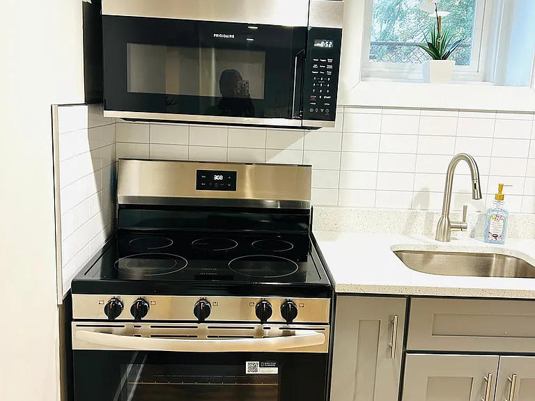 1516 Hamilton St NW — Photo 2