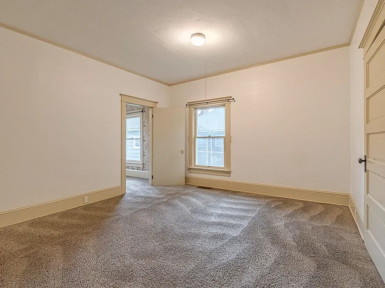 623 E Main St — Photo 22