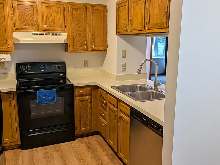 560 Executive Blvd — Photo 9