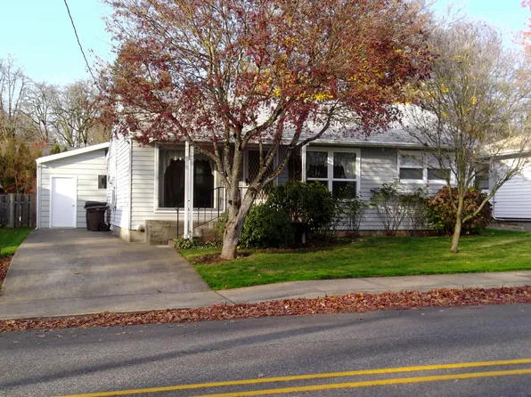 620 E Gloucester St, Gladstone, OR 97027