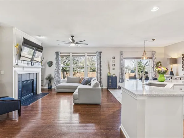 1022 SW Cheshire Dr, Lees Summit, MO 64083