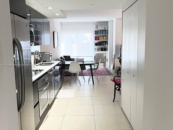 3rd image of 31 SE 6th St APT 1003