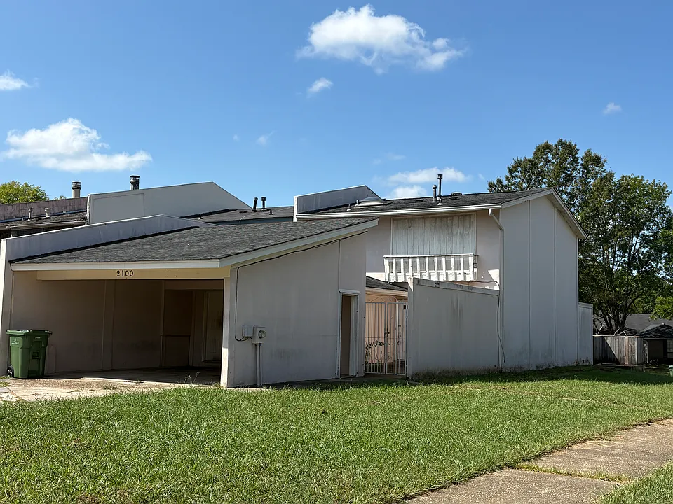 2100 Rexford Rd