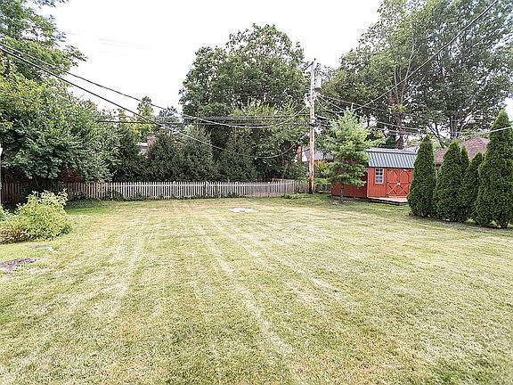 5th image of 252 Claranna Ave