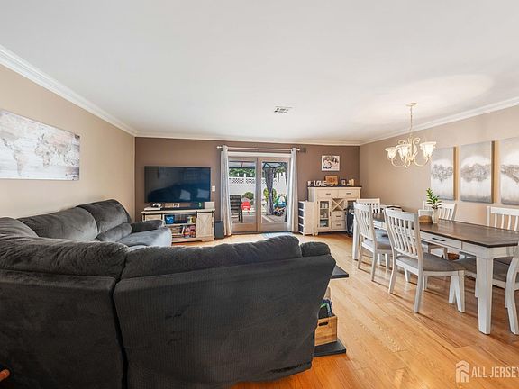 5th image of 21 Knoll Ct